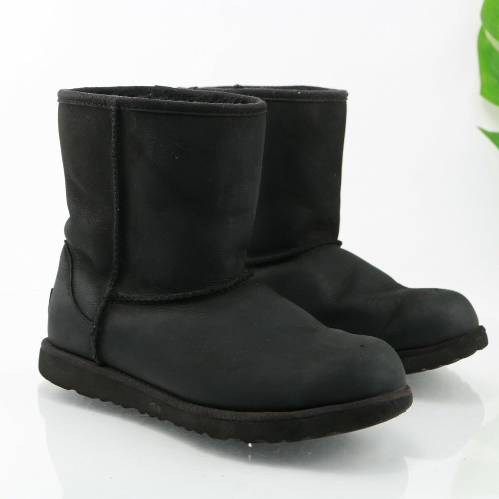 UGG Womens Classic Short II Boot Size 7 Black Suede Sherpa Shearling Pull On